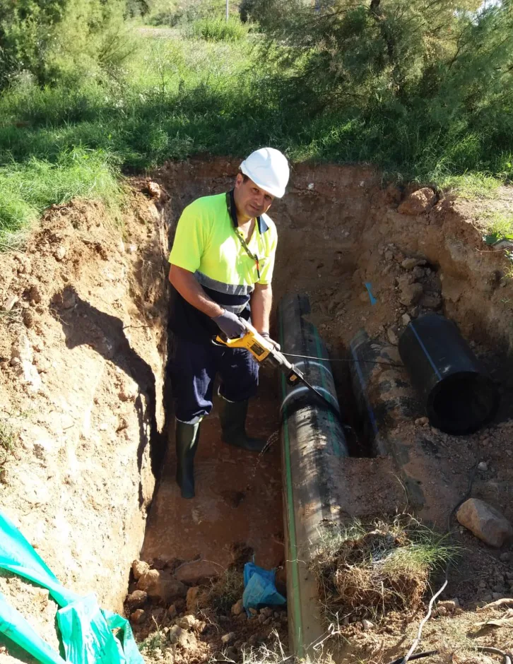 Marcelo, de MZB Gavá, trabajando en una instalación de tuberías