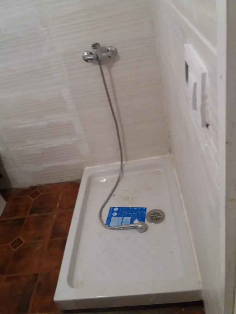 Plato de ducha y grifería nuevos en un baño reformado por MZB Gavá